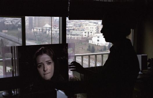 Taraneh Alidousti et une image du dernier film d'Abbas Kiarostami, Where is my Romeo ?. Teheran, Iran, 28 fevrier 2007.
