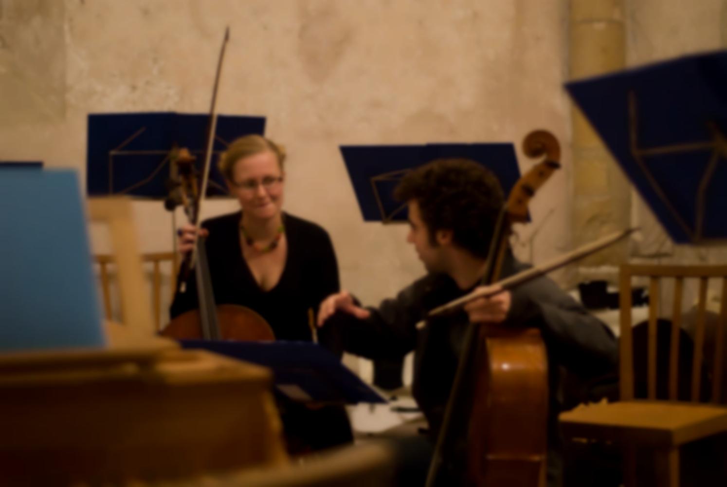 Les deux violoncellistes semblent discuter des détails techniques pendant une pause de la répétition générale dans l'église. Echternach, Luxembourg, octobre 2009.