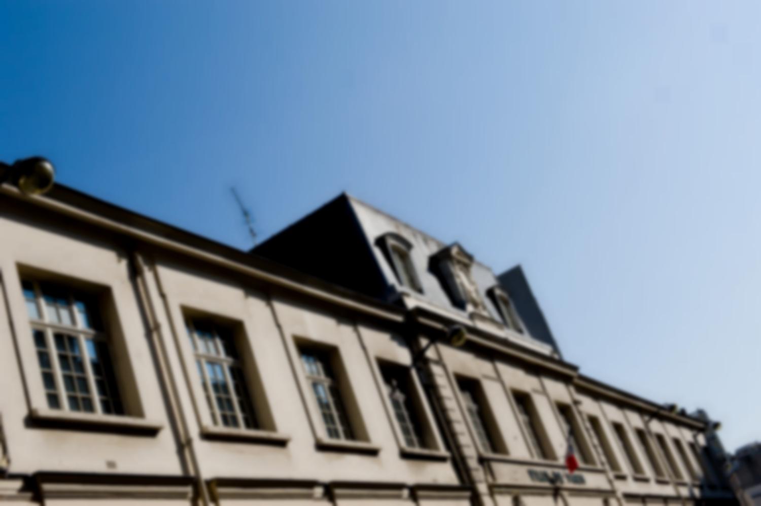 La façade ensoleillée de l'école de la rue Tandou. Paris, juillet 2011.