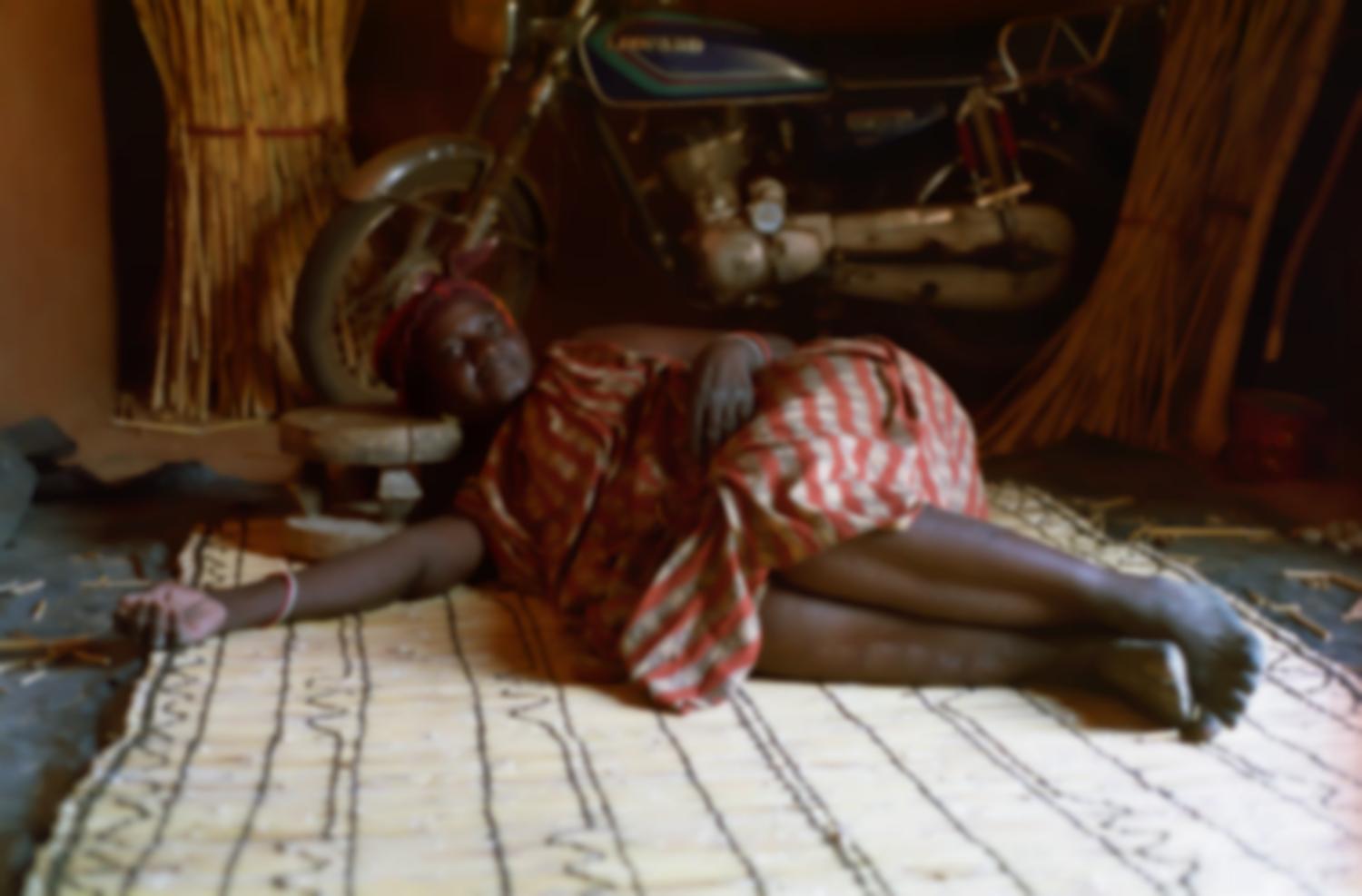 Rakia allongée sur la natte tout juste terminée. Bosseye Dogabe, Burkina Faso, mai 2008.