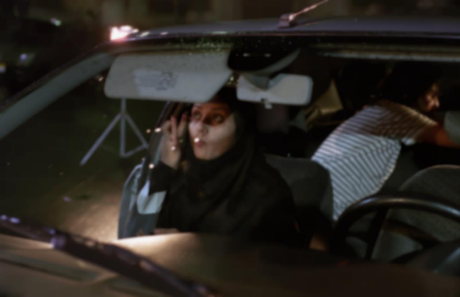 Baran Kosari vérifie son maquillage dans le pare-soleil de la voiture où elle s'apprête à tourner une scène. Téhéran, Iran, septembre 2006.