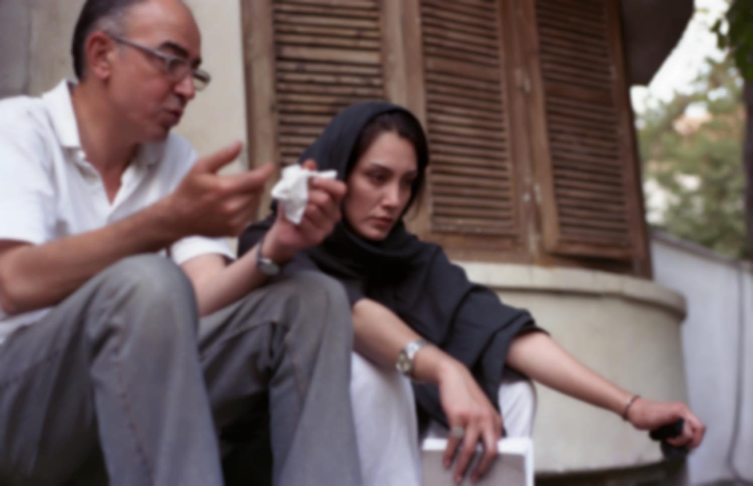 A la fin d’une journée de tournage, Hedieh Teherani discute avec le réalisateur Iraj Karimi. Téhéran, Iran, septembre 2006.