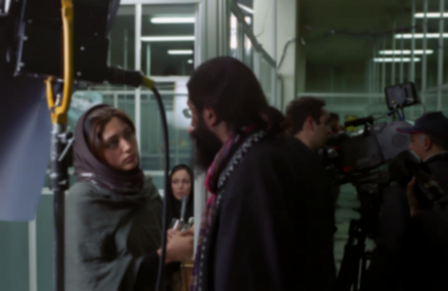 Entre deux prises, Golshifteh Farahani parle avec son mari. Téhéran, Iran, mars 2007.