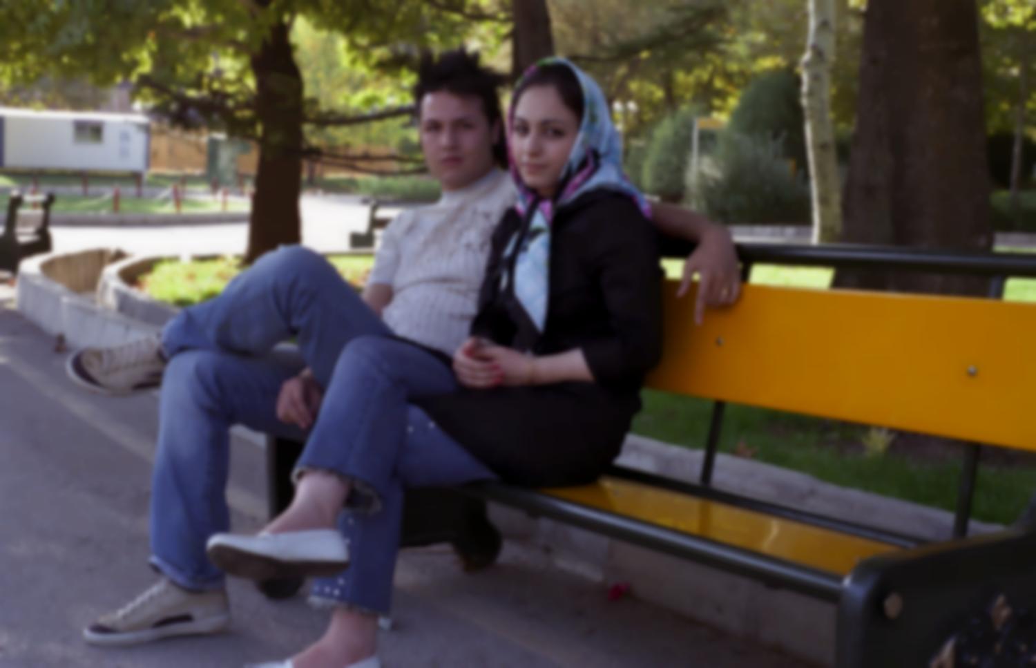 Jeune couple sur un banc du Park-e Mellat à Téhéran. Iran, septembre 2006.