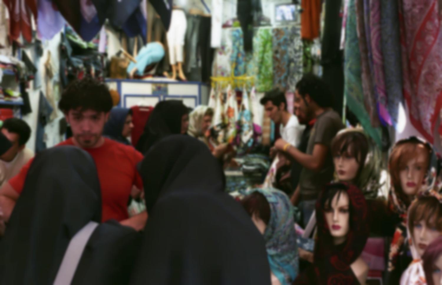 Dans un magasin de foulards, le vendeur et ses clientes. Téhéran, Iran, septembre 2006.