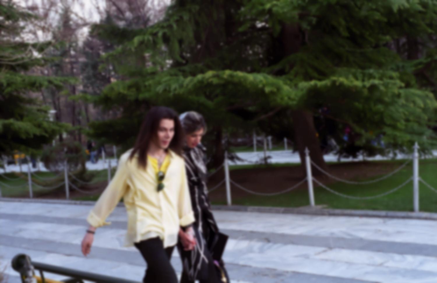 Couple branché au Park-e Mellat, le jeune homme a les cheveux longs et ressemble à Michael Jackson. Téhéran, Iran, mars 2007.