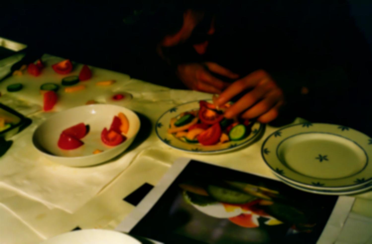 Tournage d'une publicité pour de la mayonnaise : le designer culinaire prépare une assiette de salade d'après une photo fournie par le client. Gennevilliers, décembre 2007.
