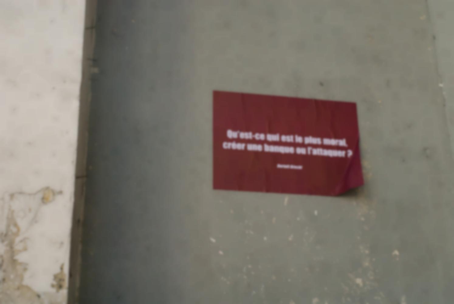 Une affiche rouge collée sur un mur pose une question de Bertolt Brecht. Paris, novembre 2009.