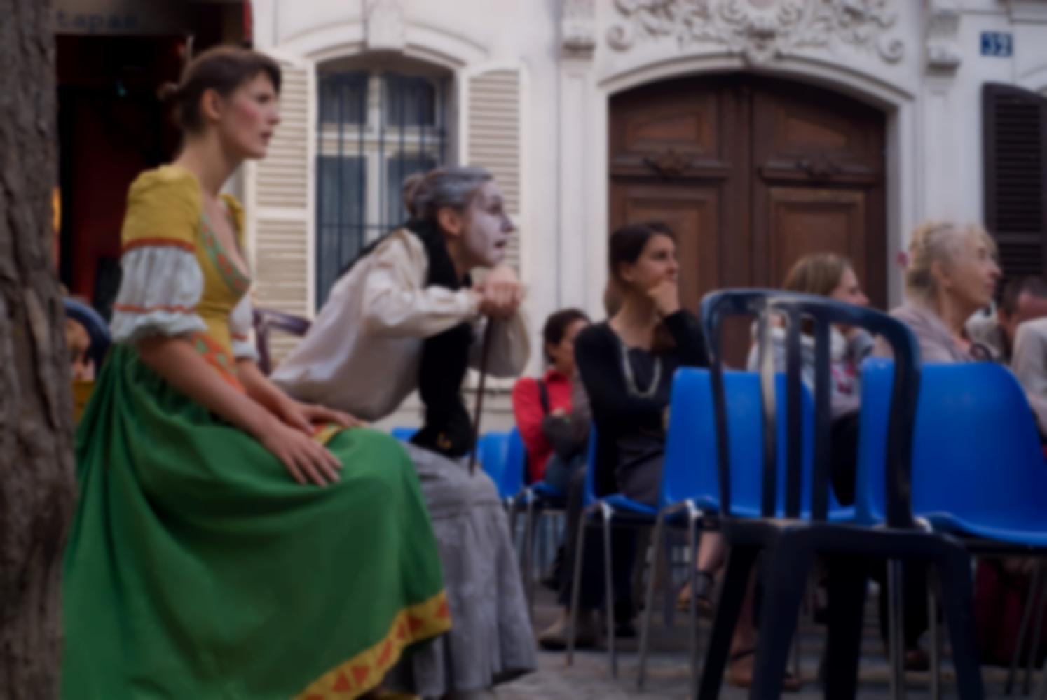 La jeune fille et la vieille femme, assises dans le public, manifestent leur étonnement. Paris, août 2010.