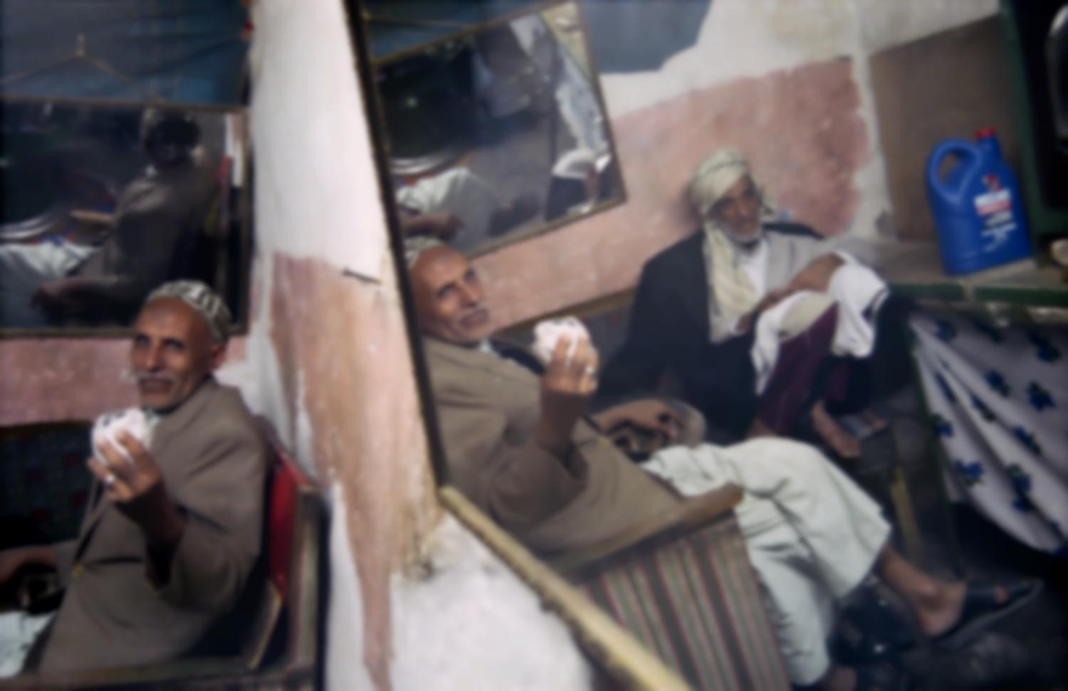 Deux vieux amis reflétés dans le miroir d'un barbier. Sanaa, Yémen, janvier 2005.