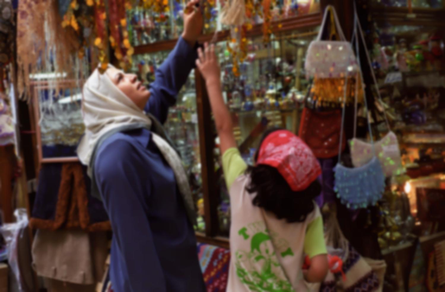 Une mère et sa famille regardent des souvenirs de pacotille au bazar. Masuleh, Iran, août 2006.