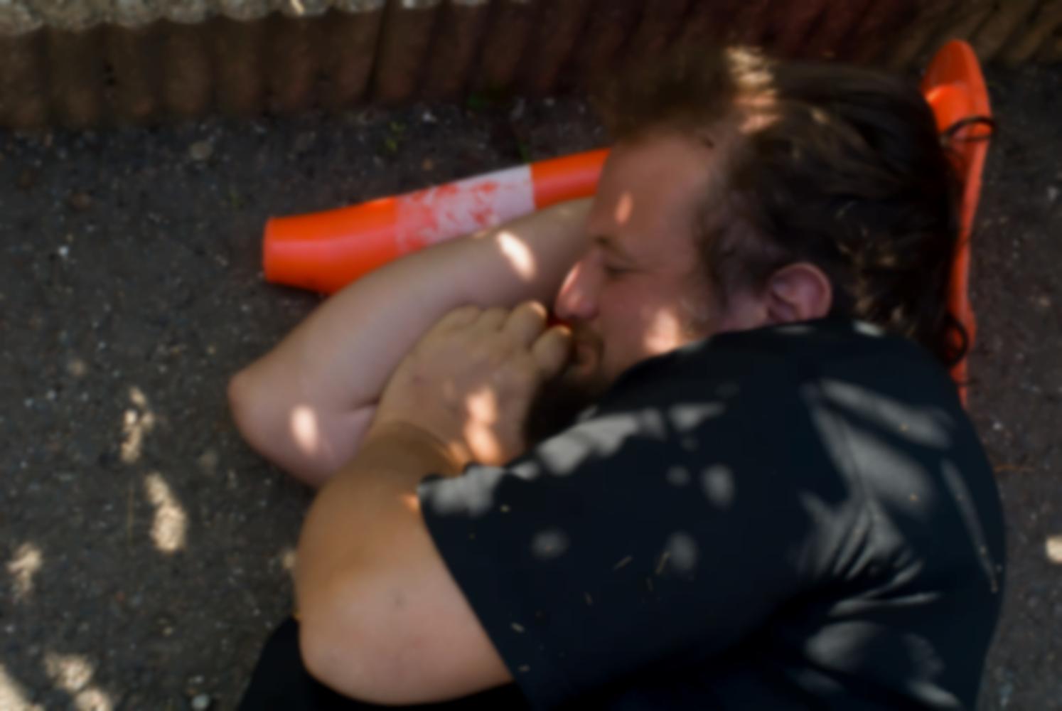Marcel fait la sieste par terre, un cône de signalisation orange en oreiller. Chassagne-Montrachet, Bourgogne, septembre 2009.