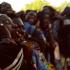 Les mains aux oreilles, les Baye Fall en file forment un cercle, tournent et chantent en invoquant le nom de Dieu. Touba, Sénégal, février 2008.