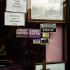 Sur la porte vitrée d'un restaurant, en plus des informations habituelles, quelques injonctions : Proper Attire Required, Restrooms Are For Customers Only (deux fois) et Step up. New York, juin 2003.