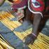 Les pieds et une main de Rakia alors qu'elle assemble les premières cannes d'une nouvelle natte. Bosseye Dogabe, Burkina Faso, mai 2008.