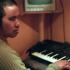 Manu pianote sur un clavier dans le studio d'enregistrement de son entreprise. Paris, décembre 2005.