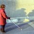 Bernadette marche avec une canne blanche, son ombre est accompagnée de celle de son professeur de locomotion. Paris, janvier 2006.