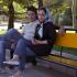 Jeune couple sur un banc du Park-e Mellat à Téhéran. Iran, septembre 2006.