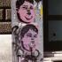 Graffiti au pochoir réalisé en double : un visage d'enfant obèse sur fond rose. Rome, décembre 2007.