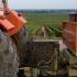 Entre le tracteur et sa benne orange, les rangs de vigne, et Mateusz. Pommard, Bourgogne, septembre 2009.