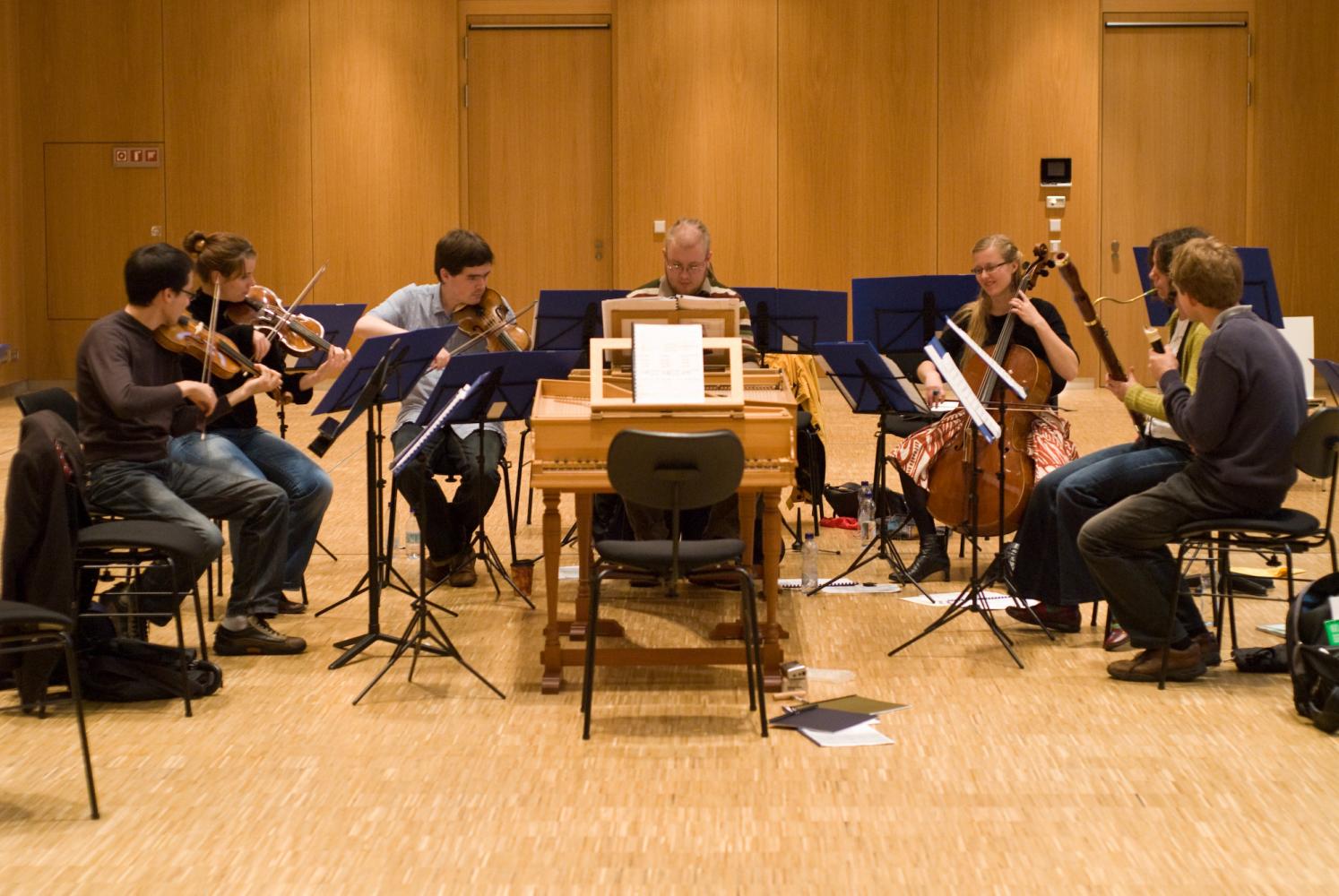 Sept musiciens travaillent ensemble pour le plaisir après les répétitions de l'orchestre. Echternach, Luxembourg, octobre 2009.