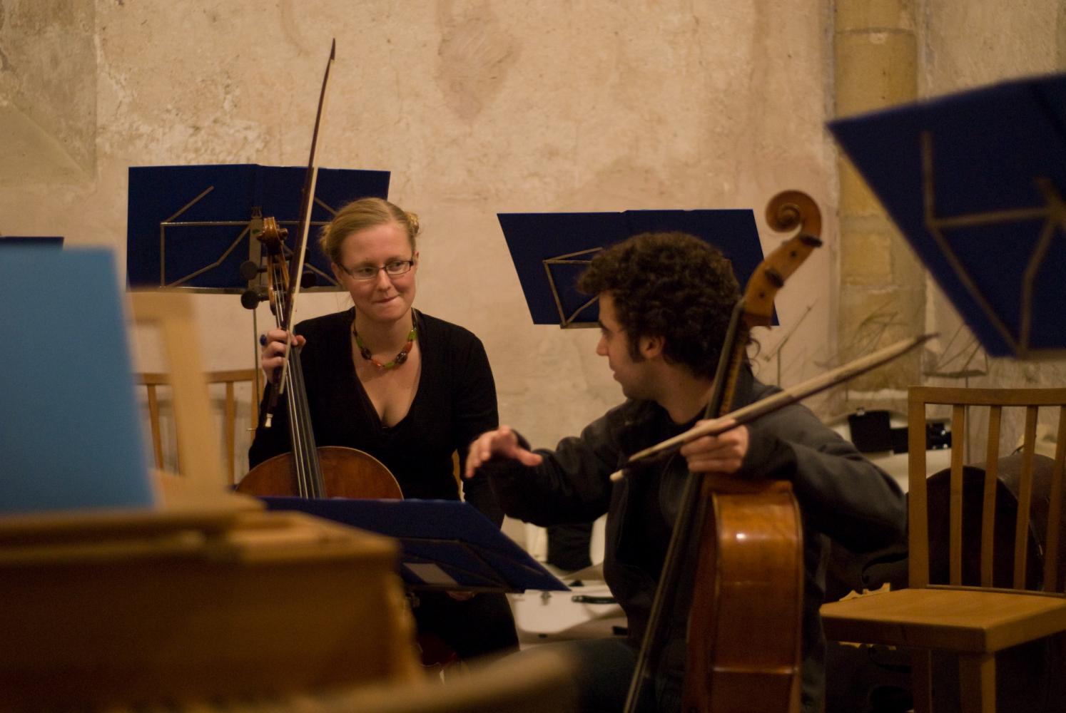 Les deux violoncellistes semblent discuter des détails techniques pendant une pause de la répétition générale dans l'église. Echternach, Luxembourg, octobre 2009.