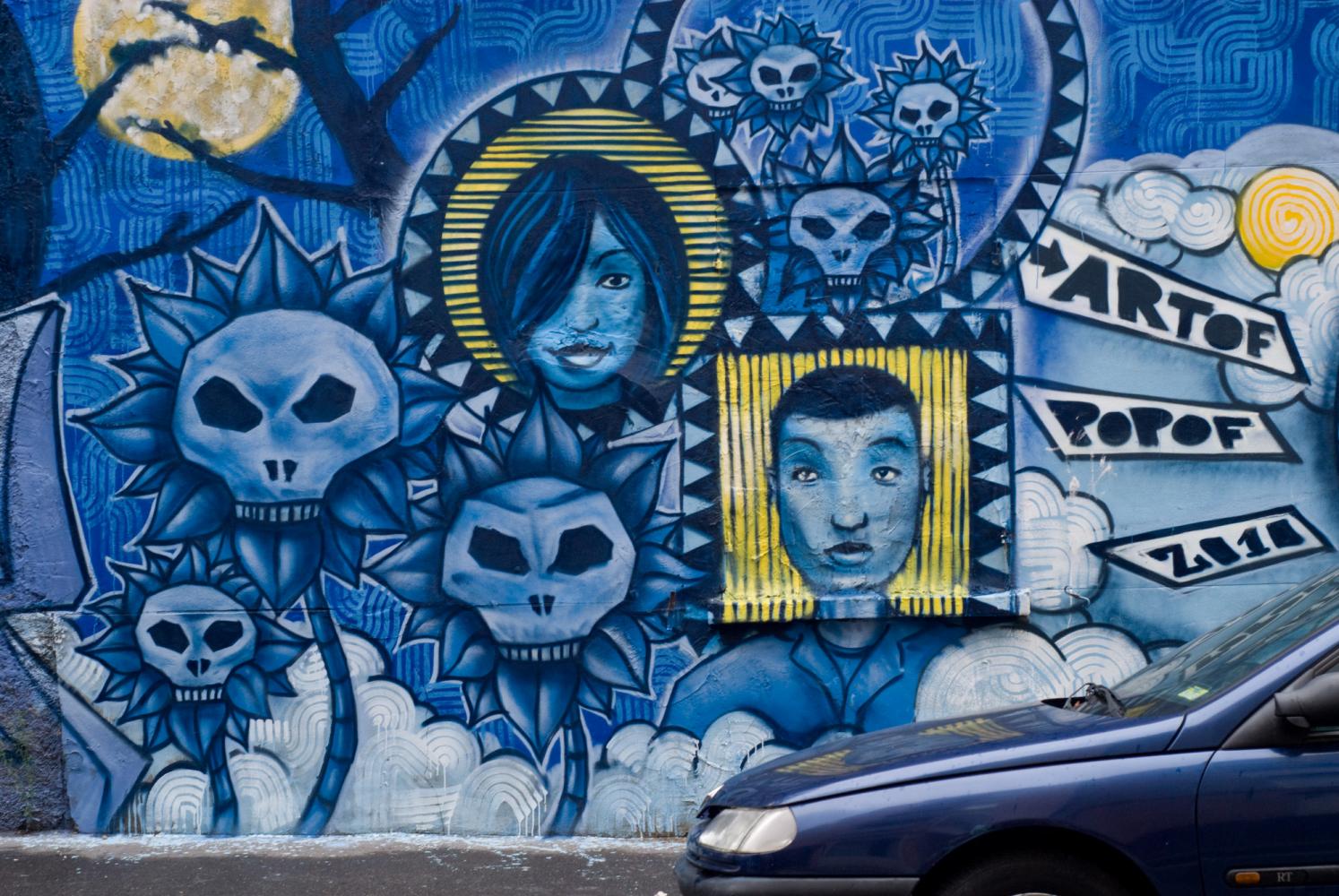 Un graffiti bleu et jaune de Da Cruz orne tout un mur de la rue de Crimée. Paris, août 2010.