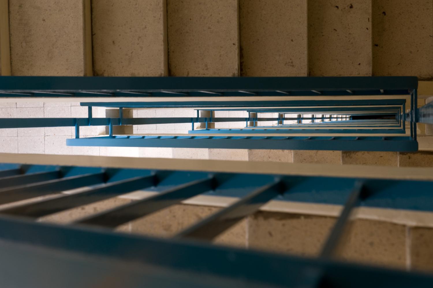 La cage d'escalier avec ses rampes bleues. Paris, août 2011.
