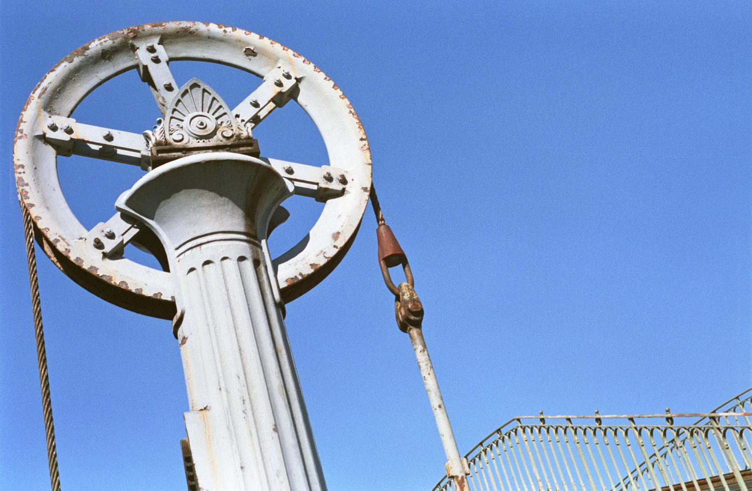 Une des roues qui permettent de lever le pont de Crimée, et derrière, la balustrade de la passerelle pour piétons. Paris, septembre 2008.