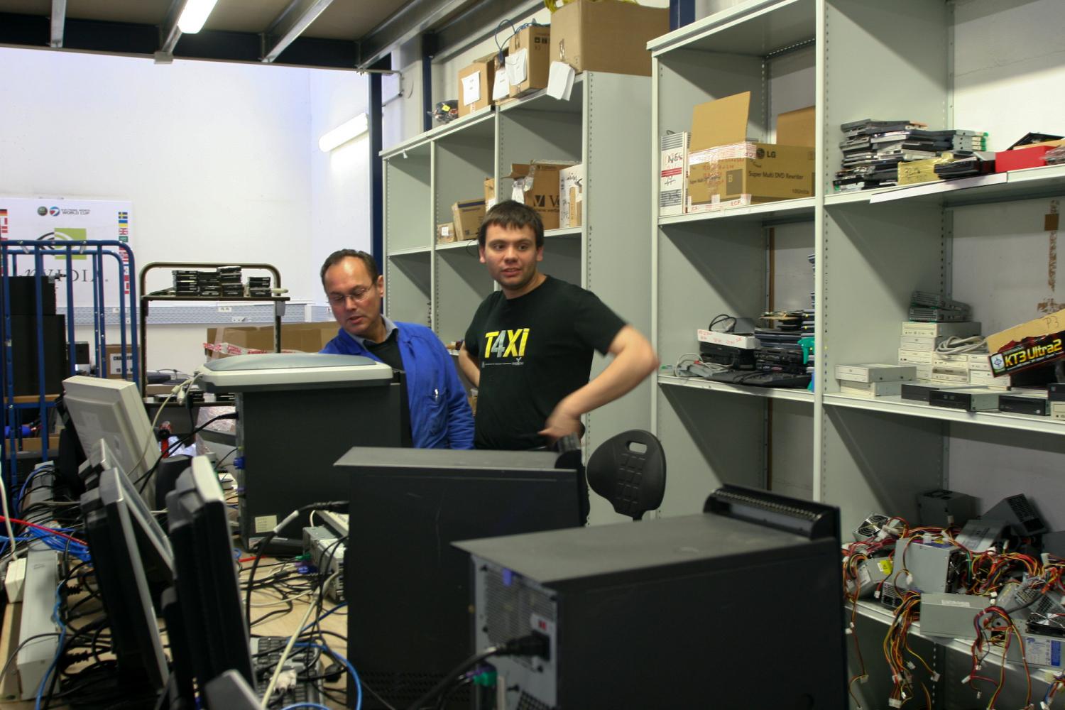 Jean-Luc et Lionel testent les ordinateurs. Paris, avril 2009.
