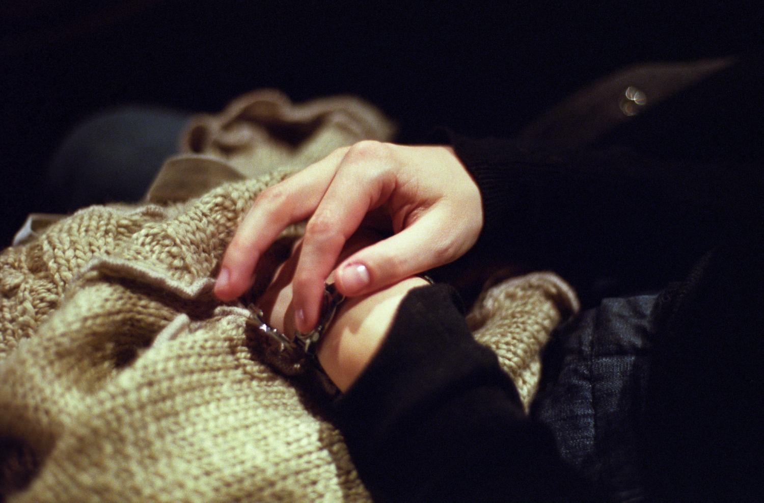 La main droite de Céline consulte sa montre en braille dont elle a soulevé le verre. Paris, mars 2006.