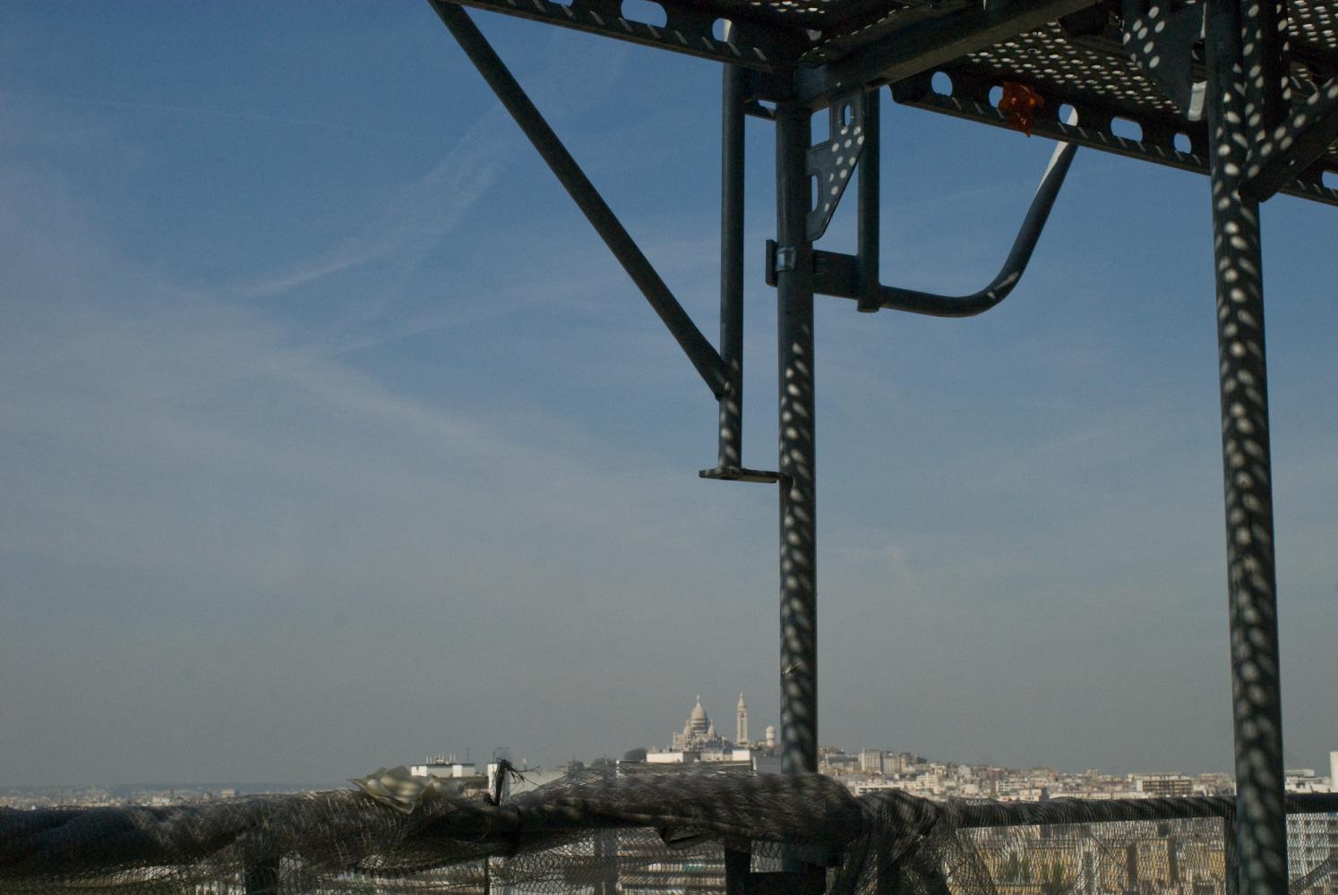 Le filet tombé, la vue vers le Sacré-Cœur se déploie, uniquement barrée par la structure de l'échafaudage. Paris, avril 2010.