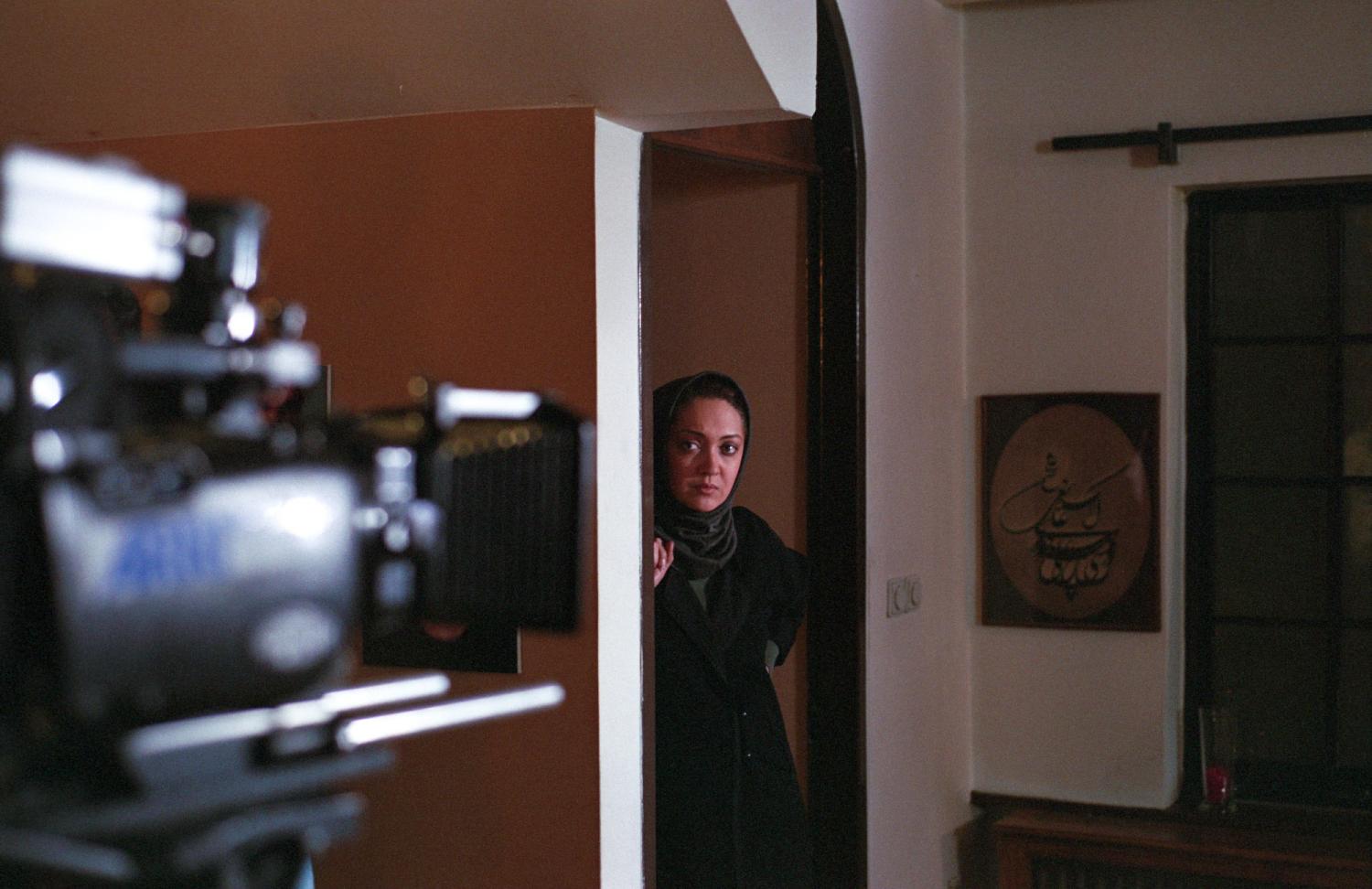 La caméra est prête, Niki Karimi attend le signal pour entrer en scène. Téhéran, Iran, janvier 2007.