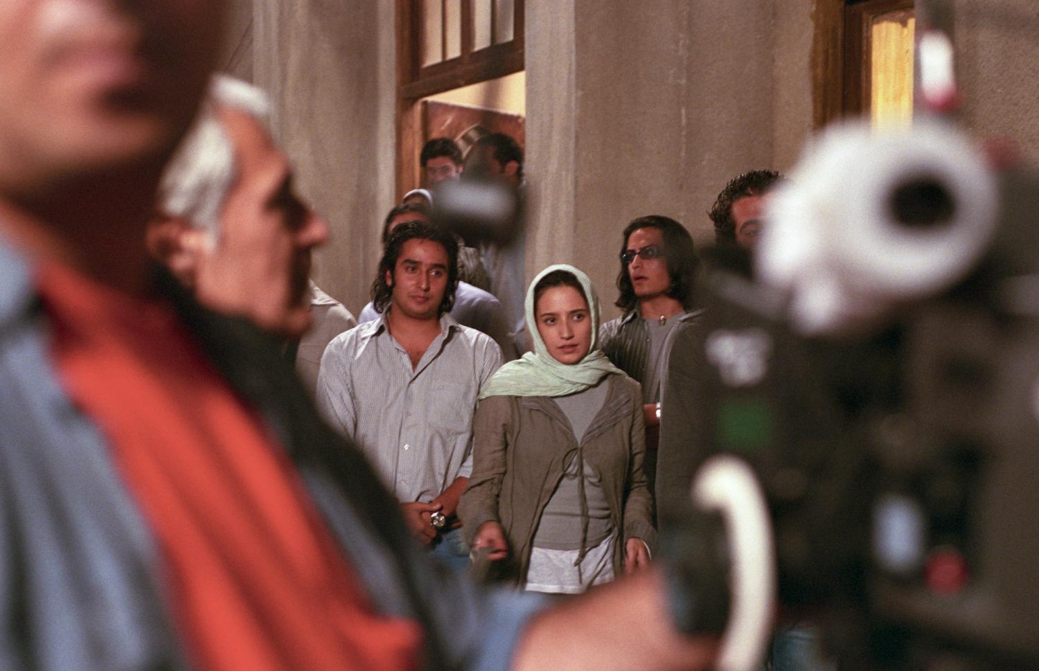 Devant la caméra et ses opérateurs, Negar Javaherian au milieu d'un groupe d'acteurs. Téhéran, Iran, septembre 2006.
