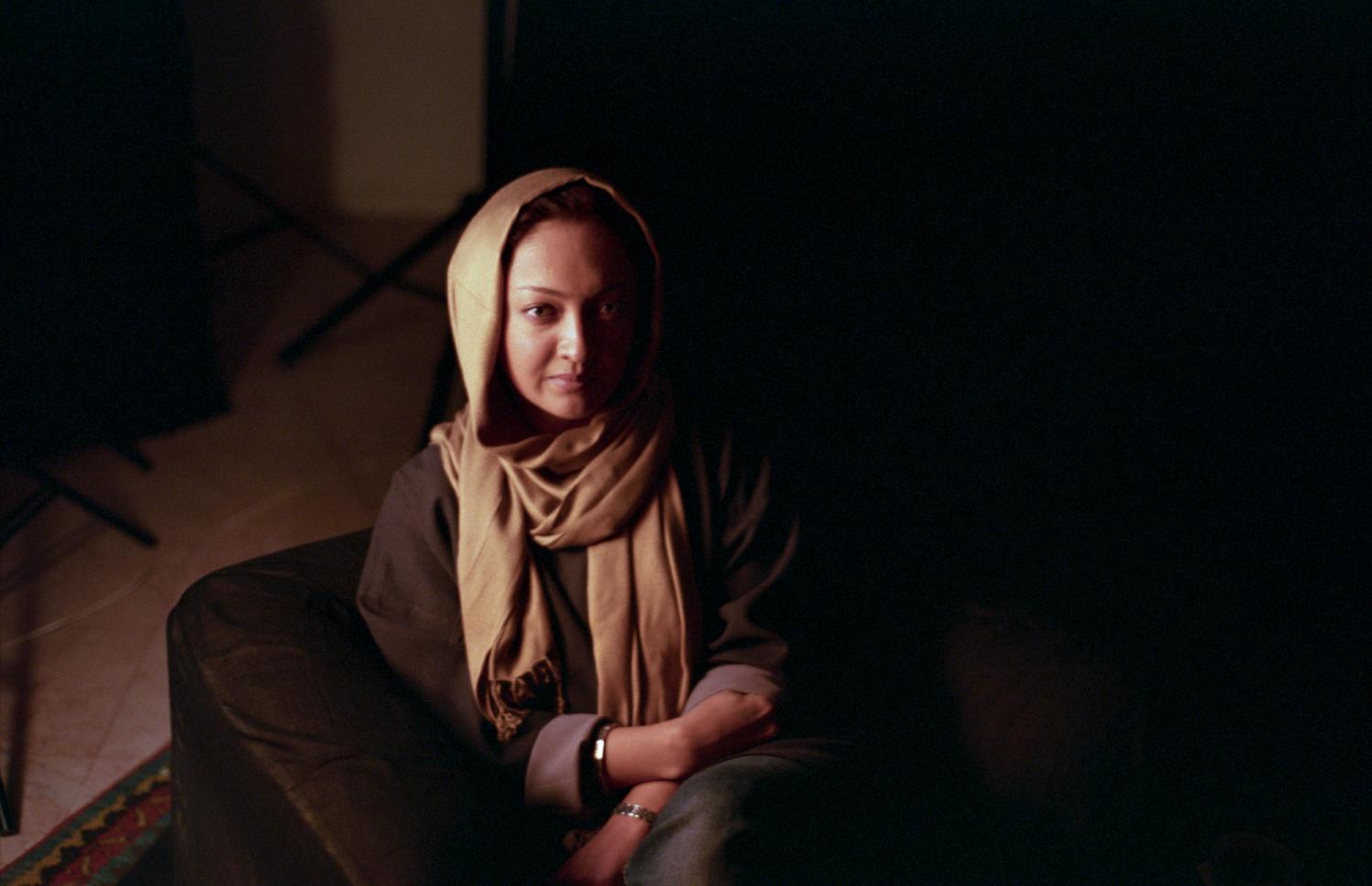 Niki Karimi, dans un fauteuil, attend d'être interviewée pour un documentaire. Téhéran, Iran, septembre 2006.