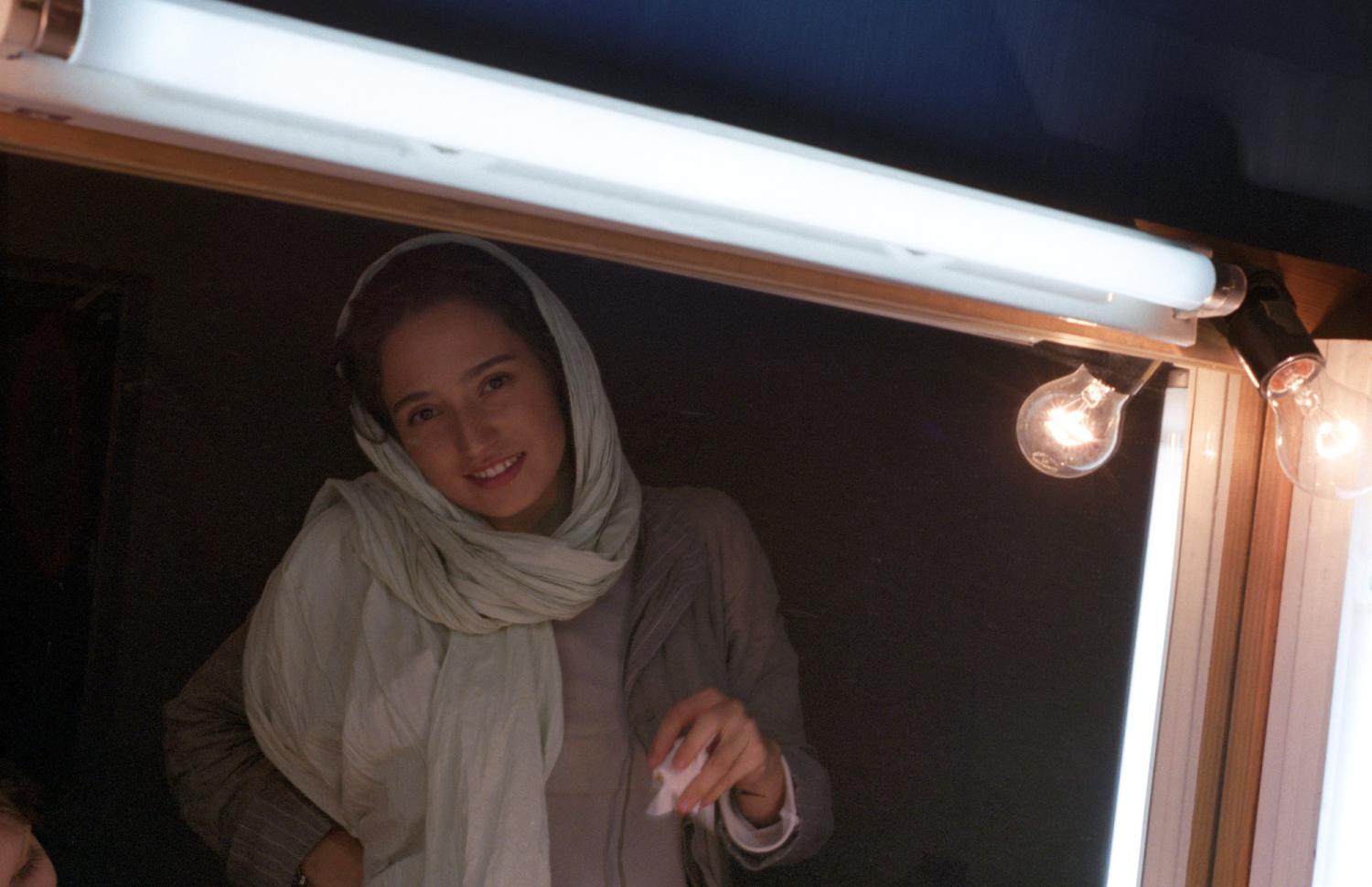 Reflet dans un miroir de Negar Javaherian en train de se démaquiller. Téhéran, Iran, septembre 2006.