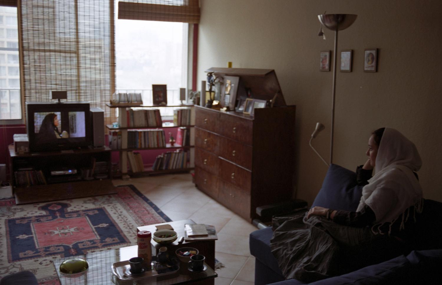 Vue du studio de Taraneh Alidousti où, assise sur son canapé, elle regarde son dernier film. Téhéran, Iran, février 2007.