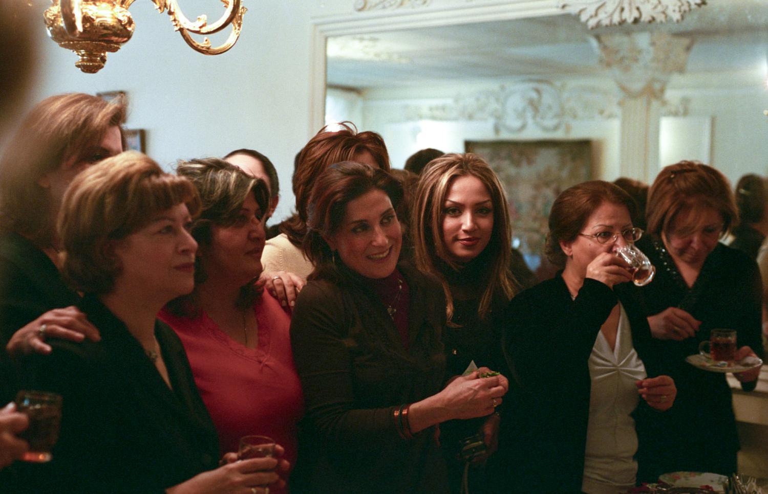 Fatemeh Motamedarya pose au milieu d'un groupe de femmes, un club dont elle est l'invitée. Téhéran, Iran, décembre 2006.