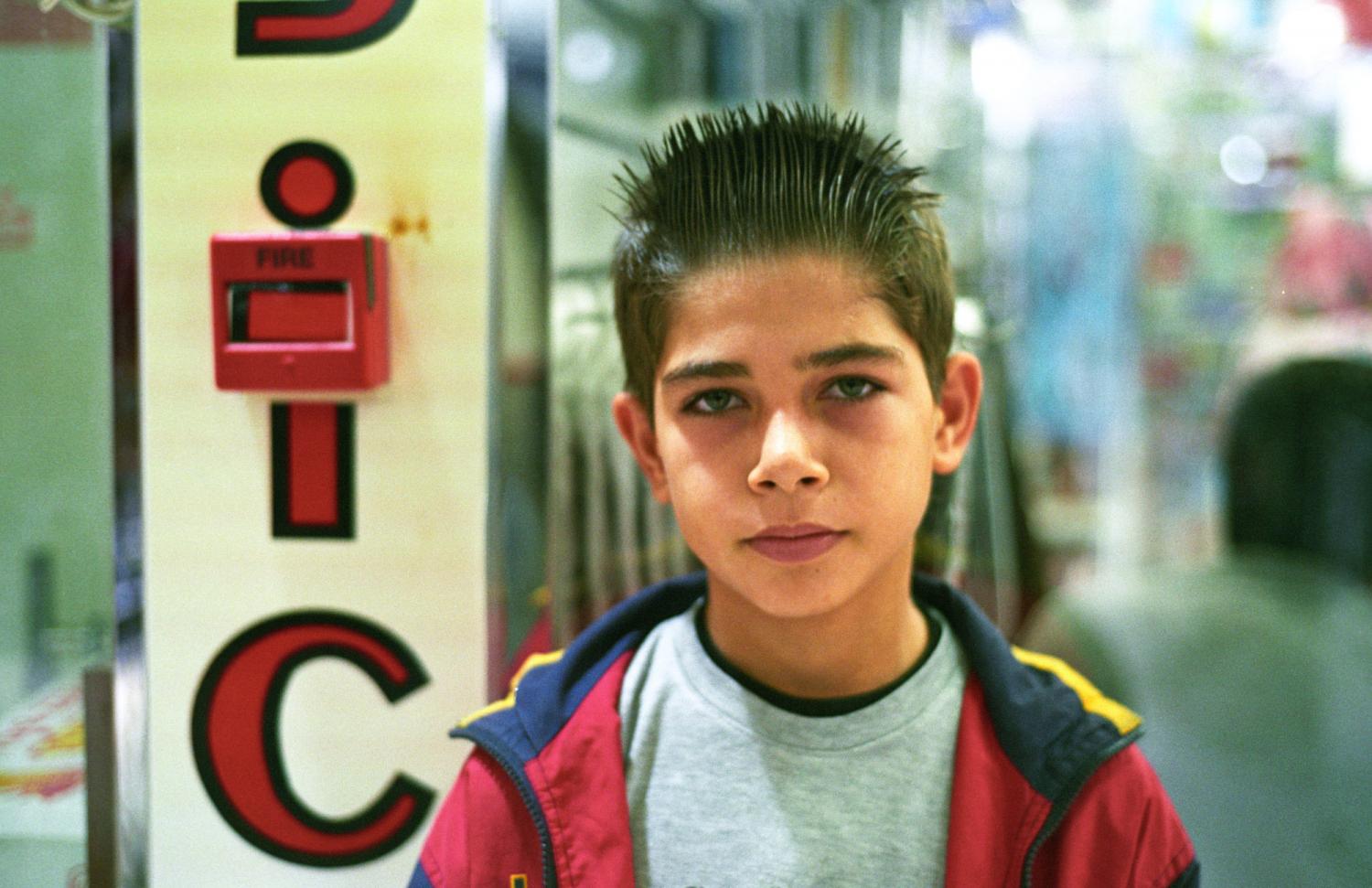 Un garçon aux cheveux enduits de gel dans un centre commercial. Bandar-e-Abbas, Iran, septembre 2006.