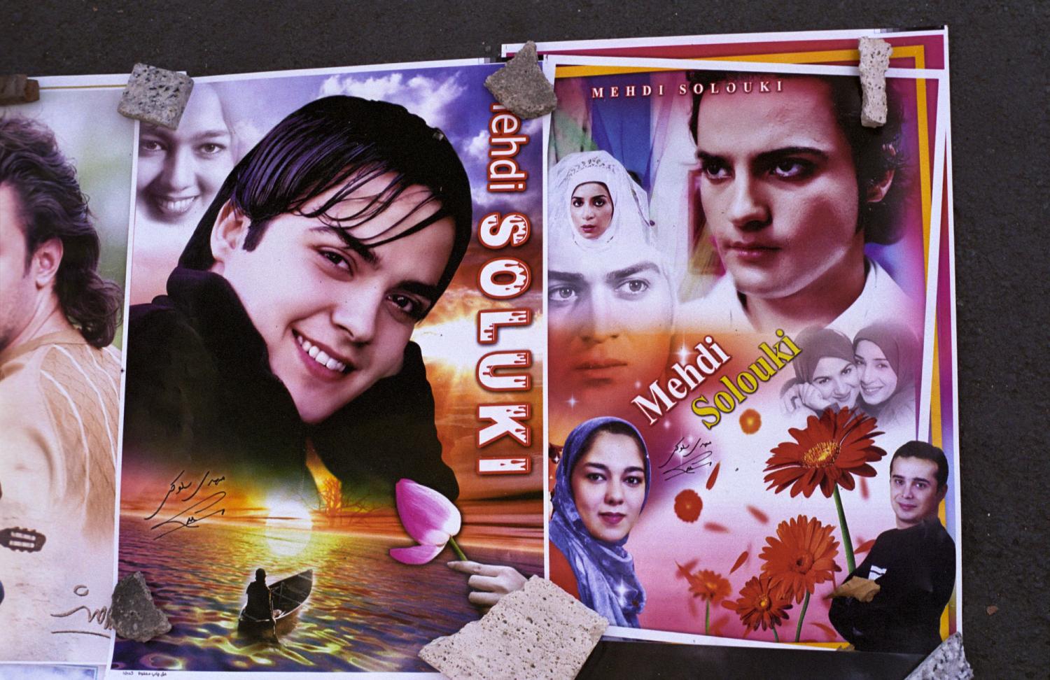 Les posters d'un vendeur de rue célèbrent les acteurs du feuilleton de l’été. Téhéran, Iran, septembre 2006.