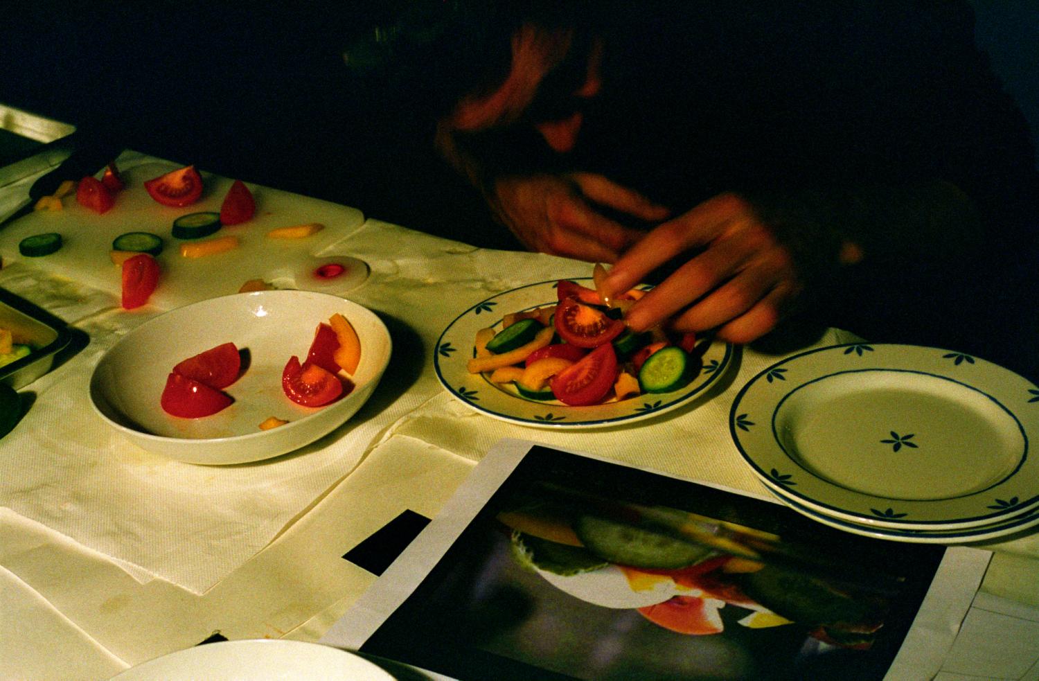 Tournage d'une publicité pour de la mayonnaise : le designer culinaire prépare une assiette de salade d'après une photo fournie par le client. Gennevilliers, décembre 2007.