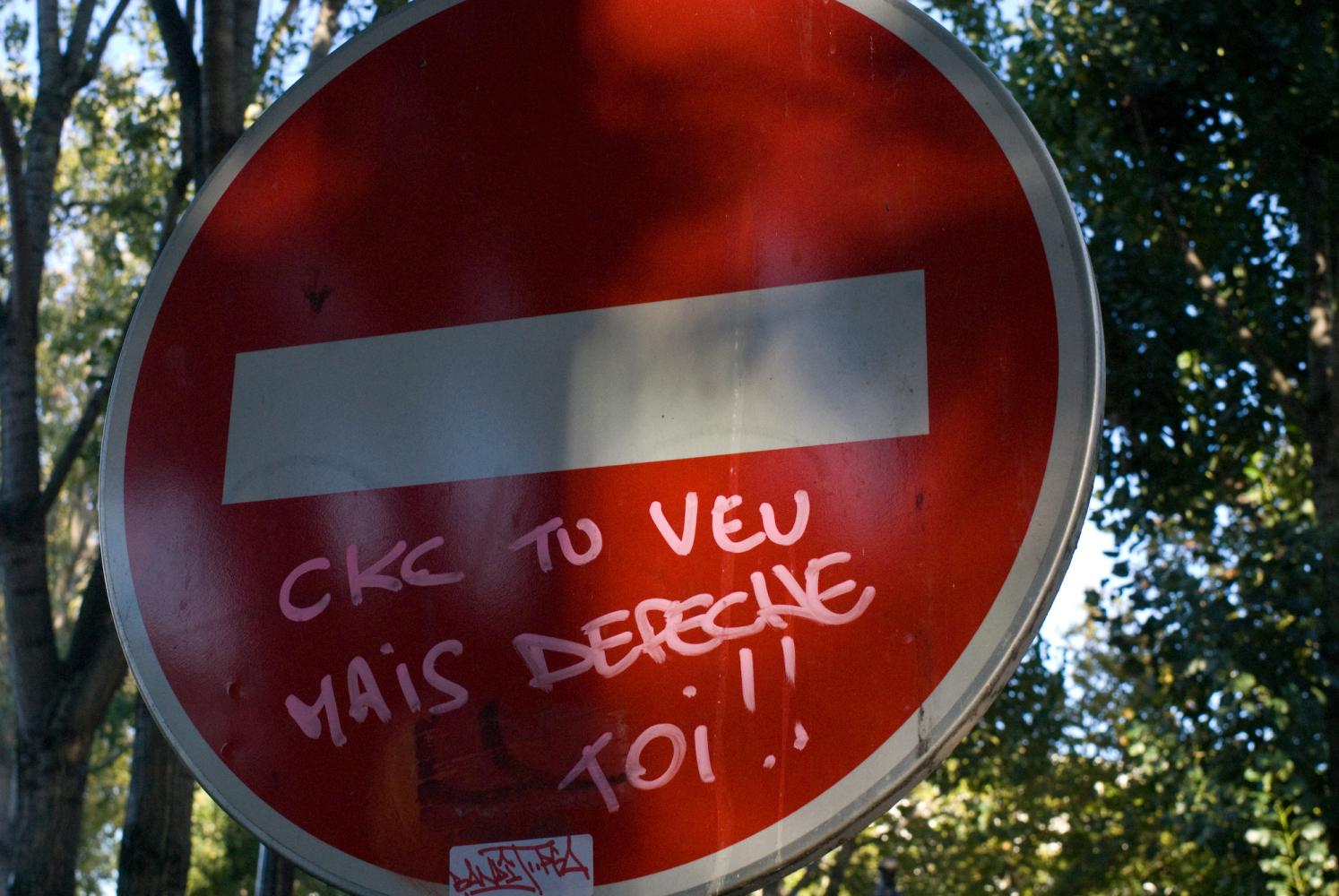 Tag rose sur un panneau de sens interdit. Paris, octobre 2009.