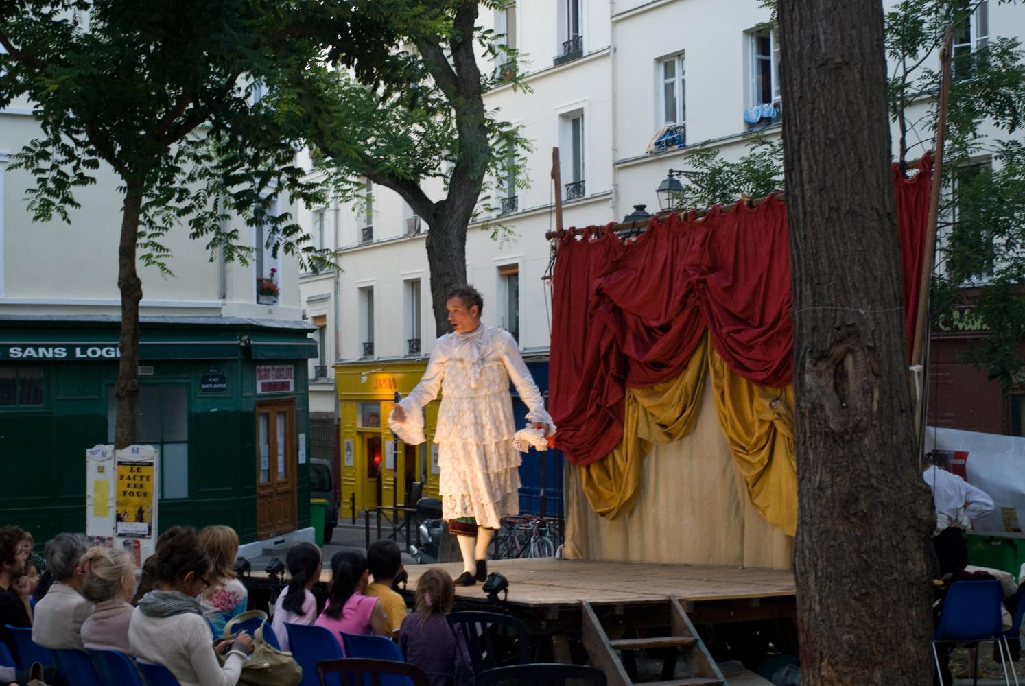 Un homme travesti vient de tomber le masque et explique les raisons de sa dissimulation. Paris, août 2010.