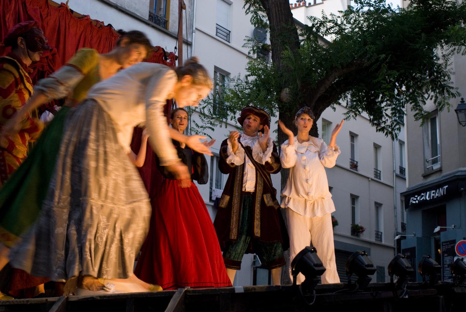 Fin du spectacle, les comédiens alignés sur scène saluent à tour de rôle pendant que leurs collègues les applaudissent. Paris, août 2010.