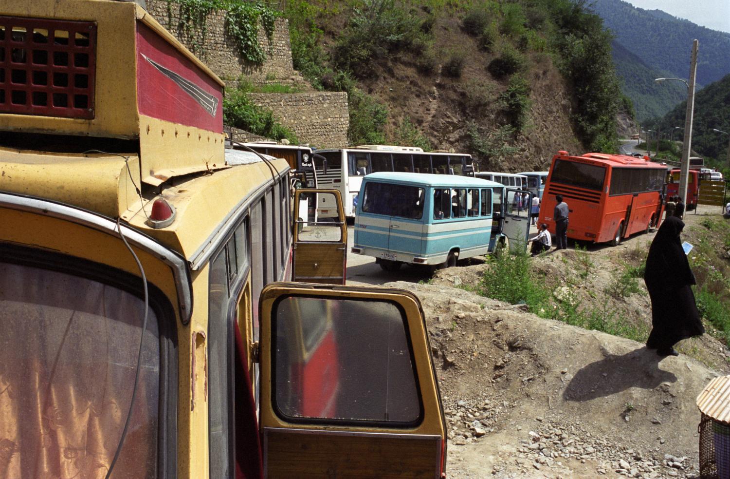 Autobus garés à la sortie du village. Masuleh, Iran, août 2006.