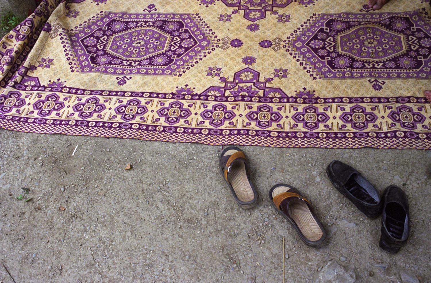 Un tapis et les chaussures de ses occupants. Masuleh, Iran, août 2006.