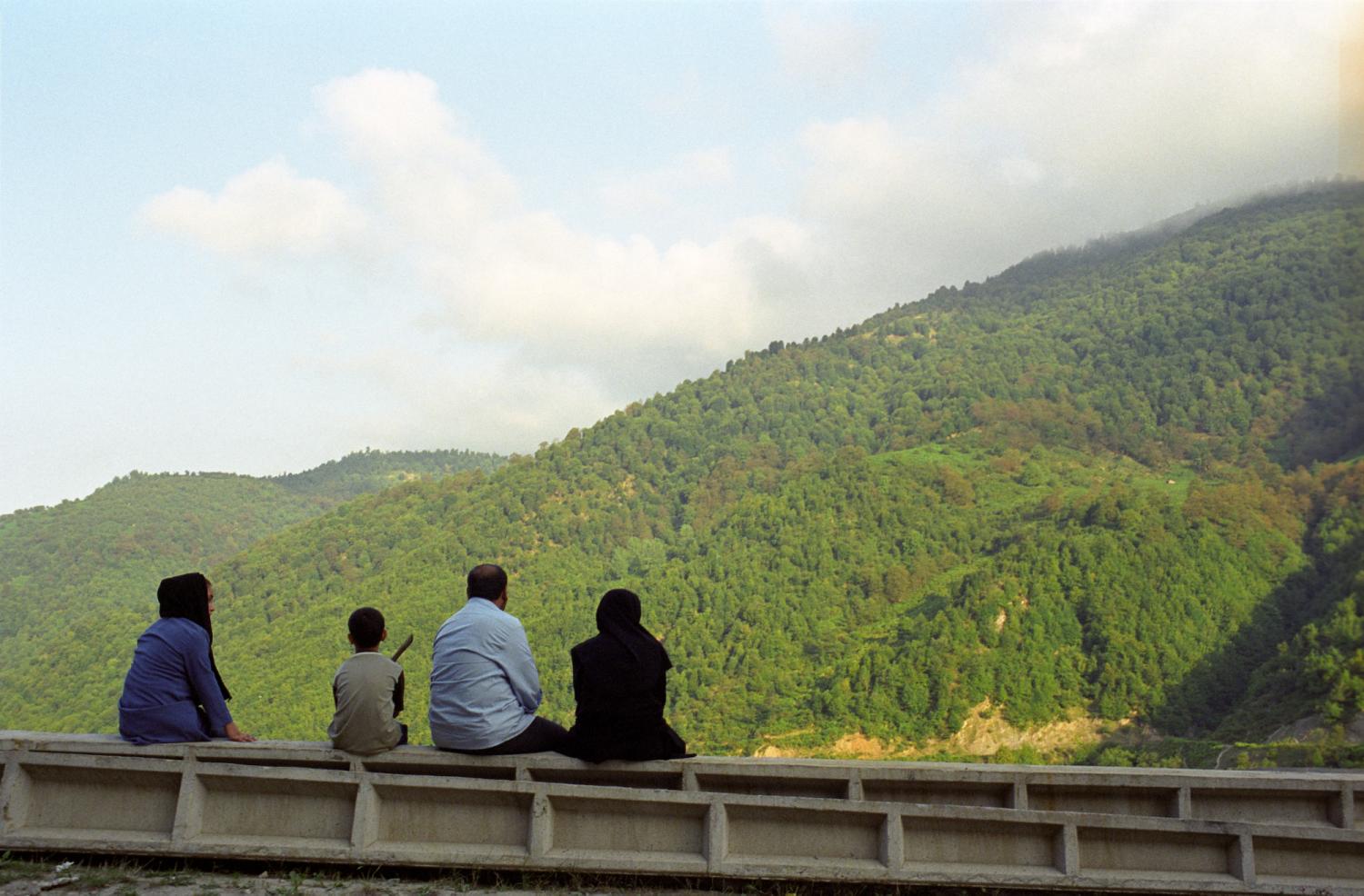 Une famille regarde les collines verdoyantes. Masuleh, Iran, août 2006.