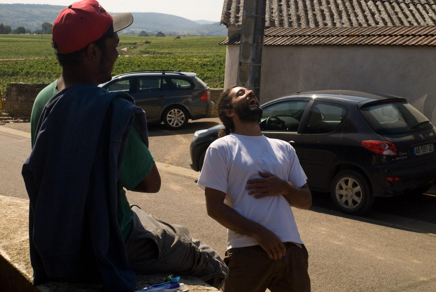 Renversé en arrière, la main sur le ventre, Lionel éclate de rire avec Xavier. Chassagne-Montrachet, Bourgogne, septembre 2009.